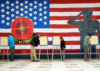 PENGUNDI mengundi calon pilihan mereka di Sekolah Rendah Robious di Midlothian, Virginia semalam.-AFP