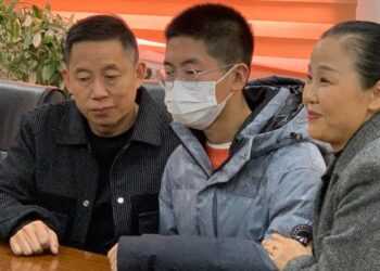 SUN Haiyang dan isterinya, Peng Siying bertemu dengan anak lelaki mereka, Sun Zhuo yang hilang selama 14 tahun akibat diculik di selatan China, baru-baru ini. - AGENSI