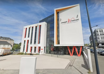 GURU tersebut mengajar di Sekolah Katolik Joseph-Wresinski d'Angers, Paris. - AGENSI