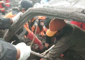 PASUKAN keselamatan mengeluarkan mayat pasangan suami isteri yang maut akibat letusan Semeru di Lumajang, Indonesia. - AGENSI