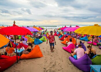 HOTEL di Bali tidak akan mewajibkan pelancong yang bercuti di pulau itu untuk mengemukakan sijil nikah mereka.-AGENSI