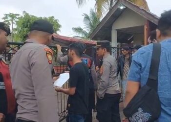 PENDUDUK Desa Ulee Blang Mee membantah penempatan pelarian Rohingya di bekas pejabat Imigresen Bandar Lhokseumawe di Aceh kelmarin.-AGENSI