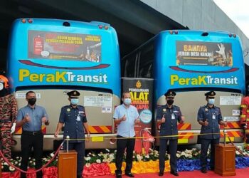 SYED Azman Syed Ghazali (dua dari kanan) melancarkan Kempen Keselamatan Kebakaran Poster Bas Perak Transit di Terminal Bas Amanjaya di Ipoh hari ini. - UTUSAN/ASLIZA MUSA