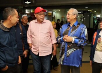 ANNUAR Musa (dua kanan) disambut oleh penyokong semasa tiba di balai ketibaan Lapangan Terbang Sultan Ismail Petra, Pengkalan Chepa, Kelantan hari ini-UTUSAN/KAMARUL BISMI KAMARUZAMAN