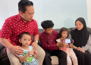 WAN SAIFUL Wan Jan ketika menziarahi keluarga Muhammad Hawari Hashim di kediaman mereka di Kampung Permatang Kerai Besar, Tasek Gelugor, Pulau Pinang hari ini. - Pix: SITI NUR MAS ERAH AMRAN