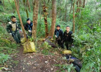 TENTERA Thailand menunjukkan beg berisi dadah yang ditemukan selepas pertempuran dengan sekumpulan penyeludup di daerah Fang di wilayah Chiang Mai.-AGENSI