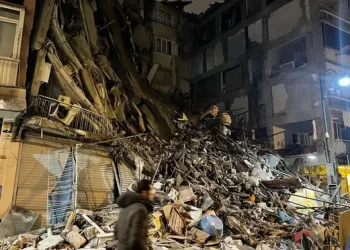 SEBUAH bangunan musnah selepas gempa bumi kuat menggegarkan tenggara Turki pada Isnin,-AGENSI