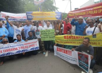 PERHIMPUNAN aman Bantah Projek Tiga Pulau yang dianjurkan di Sungai Batu, Teluk Kumbar, Pulau Pinang hari ini mendapat sokongan luar biasa daripada penduduk selepas dihadiri kira-kira 4,000 orang. - Pix: IQBAL HAMDAN