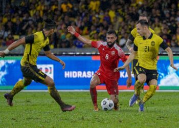 Para pemain Malaysia menyekat kemaraan Pemain Bahrain, Mohamed Jasim Marhoon (tengah) pada perlawanan Kelayakan Piala Asia 2023 antara Malaysia menentang Bahrain di Stadium Nasional, Bukit Jalil  GAMBAR: FARIZ RUSADIO