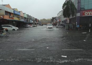 KEADAAN di pekan Sekinchan dinaiki air selepas hujan lebat sejak pagi tadi melanda di Sabak Bernam, Selangor, hari ini.