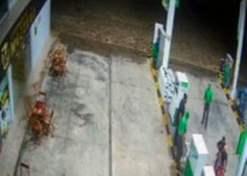 KELIBAT bayangan misteri dirakam ketika dua penjenayah merompak tiga orang di stesen minyak di Brazil. - NEWSFLASH