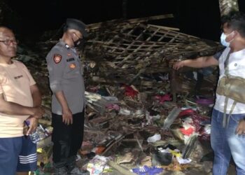 ANGGOTA polis menunjukkan keadaan rumah yang musnah akibat letupan kebocoran gas di Banten, Indonesia. - AGENSI