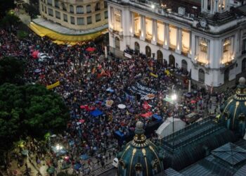 GAMBAR dari pemandangan udara menunjukkan penunjuk perasaan protes mempertahankan demokrasi di Rio de Janeiro, Brazil. -AFP    