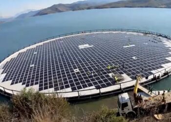PANEL solar dibina Ocean Sun terletak di atas pad terapung yang fleksibel. - AGENSI   