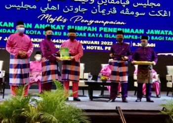 AHMAD Yakob menyerahkan sijil pelantikan Ahli Majlis MPKB-BRI Sesi 2022 di Hotel Perdana Kota Bharu, Kelantan - UTUSAN/ROSLIZA MOHAMED