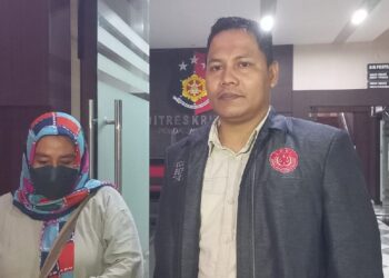 SUBAIDI (kanan) menemani mangsa ketika menarik balik laporan polis yang dibuat di Balai Polis Jawa Timur kelmarin.-AGENSI
