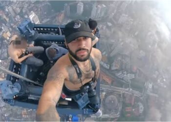 TANGKAP layar video yang dimuat naik di YouTube bernama Driftershoots memaparkan empat lelaki menceroboh dan memanjat puncak Menara Merdeka 118.