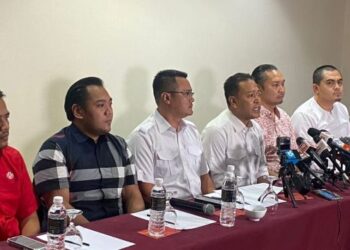 Hasmuni Hassan (tengah) bersama pasukannya mengumumkan untuk bertanding Ketua Pergerakan Pemuda UMNO di ibu negara petang tadi - UTUSAN/ARIF AIMAN ASROL