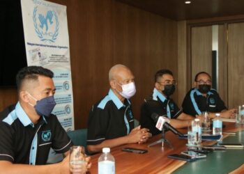 MUSA Hassan (dua kiri) bersama Hishamuddin Hashim (dua kanan), Amirul Salamat (kanan) dan Jerry Jaimeh (kiri) semasa sidang akhbar di Kota Kinabalu hari ini.