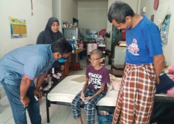 MOHD. Shaid Rosli (kiri) bertanya khabar kepada Nurul Syahera Edmal Kamarul Bahrin sambil diperhatikan ibu remaja itu, Sharizaton Sawal dan bapanya, Kamarul Bahrin di Residensi Warnasari 2, Puncak Alam, Selangor.