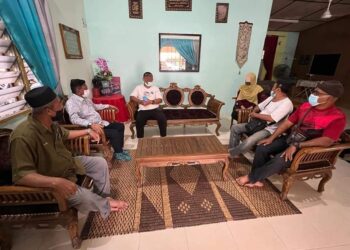 HANAFIAH Mat (dua dari kiri) menziarahi ibu kepada remaja yang dipercayai menikam bayinya (tiga dari kanan) di rumah keluarga di Kemaman.