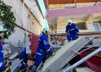 PASUKAN perkhidmatan kecemasan Ukraine mencari mangsa yang terselamat di runtuhan bangunan di tenggara Turkiye.-AGENSI