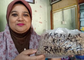 HAMISAH Abd. Hamid menjual 'Makanan Kucing Rahmah' di kedai runcitnya di Kampung Pogoh, Segamat, Johor.