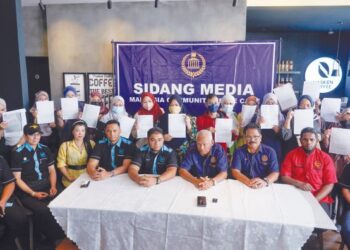 Hishamuddin Hashim (lima dari kiri) dan Musa Hassan (empat dari kanan) bersama mangsa penipuan skim pelaburan wang kutu dalam sidang akhbar di Kuala Lumpur, semalam. - UTUSAN/AMIR KHALID