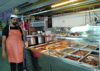 MUSTAFA Moidu menjual makanan berharga antara RM5 ke RM6 sejak lebih 10 tahun lalu di Restoran HM Curry House, Bandar Baharu Inderapura, Jerantut, Pahang. - UTUSAN/HARIS FADILAH AHMAD