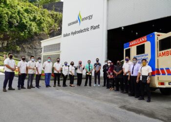 PENYERAHAN ambulans di HEP Bakun oleh pihak SEB baru-baru ini.