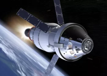 Kapal angkasa Orion semasa suntikan trans-lunar untuk membawa misi Artemis ke bulan.