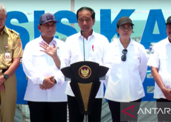 Joko Widodo menyampaikan ucapannya pada perasmian Kolam Budidaya Udang Berbasis Kawasan di Kabupaten Kebumen, Provinsi Jawa Tengah, kelmarin. -ANTARA