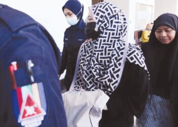 SITI Khadyja Razali didakwa di Mahkamah Majistret Seremban atas pertuduhan pecah amanah. - UTUSAN/MOHD. SHAHJEHAN MAAMIN