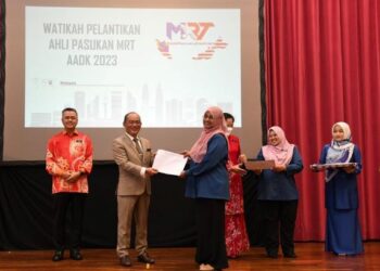 SUTEKNO (dua dari kiri) menyerahkan surat pelantikan pasukan pakar MRT AADK bagi memperluas perkhidmatan itu kepada masyarakat.