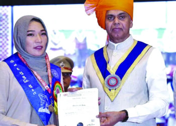 RAZIA Muradi menerima pingat emas dan sijil daripada Gabenor Gujerat, Acharya Devvrat. – AGENSI