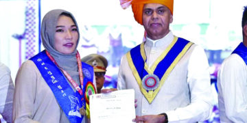 RAZIA Muradi menerima pingat emas dan sijil daripada Gabenor Gujerat, Acharya Devvrat. – AGENSI