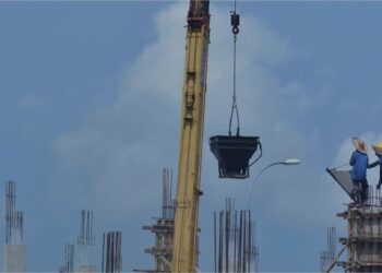 PEMULIHAN ekonomi menyebabkan permintaan terhadap bahan binaan meningkat,  mendorong kenaikan harga di pasaran. - GAMBAR HIASAN