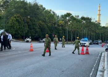 KEADAAN pekarangan mahkamah setakat pukul 8 pagi yang masih tenang tanpa kehadiran penyokong Muhyiddin Yassin.