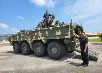 ROSLI Teriman (kanan) dan Wan Mohamed Aizat Wan Mohamed adalah dua individu penting bagi pemasangan kenderaan berperisai AV8 Gempita yang dikendalikan DEFTECH di Pekan, Pahang. - UTUSAN/SHAIKH AHMAD RAZIF