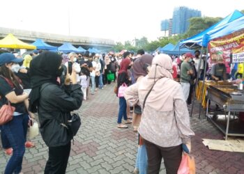 ORANG ramai berbaris panjang bagi membeli murtabak di salah sebuah gerai di Bazar Ramadan Stadium Shah Alam, Selangor. - UTUSAN/MOHAMAD NAUFAL MOHAMAD IDRIS