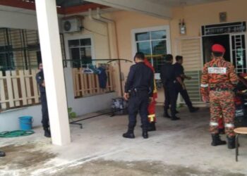 MAYAT mangsa ditemukan rentung dalam sebuah bilik yang terkunci di Taman King Fook, Jalan Utara, Tawau semalam.-IHSAN BOMBA