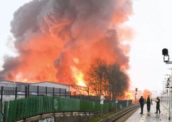 API marak akibat kebakaran di Hamburg, Jerman, kelmarin. -AP