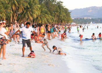 PULAU Boracay antara paling ramai pengunjung tempatan dan asing pada waktu cuti. -AGENSI