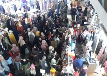 SUASANA Pasar Tanah Abang yang mula sesak dengan pengunjung kelmarin.-AGENSI