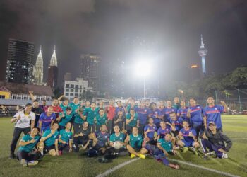 PEMAIN dari kedua-dua pasukan bergambar selepas perlawanan persahabatan berakhir di Padang Kelab Sultan Sulaiman, Kampung Baru, Kuala Lumpur baru-baru ini. 
– UTUSAN/ROZAIDI ZUKLIFLI