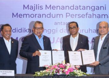 AWANG Adek Hussin (dua, kiri) dan Ahmad Rizal Adnan bertukar dokumen kerjasama disaksikan oleh Mohamed Khaled Nordin (dua, kanan) di Kuala Lumpur, semalam. – UTUSAN/SHIDDIEQIIN ZON