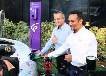 RICK Ramli dan Haikal Zubir (kanan) melancarkan mesin pengecas elektronik.