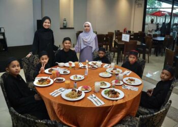 SEBAHAGIAN daripada anak-anak yatim Rumah Kebajikan Anak-anak Yatim Al-Hijrah, Kemaman yang diraikan pada majlis iftar di Hotel Permai Kuala Terengganu, Terengganu, baru-baru ini.