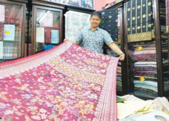 MOHD. Rusydan Che Mustaffa menunjukkan koleksi songket yang menjadi pilihan golongan kenamaan dan artis pada Hari Raya Aidilfitri tahun ini di premisnya di Kuala Ibai, Kuala Terengganu. - UTUSAN/KAMALIZA KAMARUDDIN