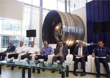 TENGKU Zafrul Tengku Abdul Aziz mengumumkan kejayaan UMW Aerospace memenangi kontrak daripada Rolls-Royce.